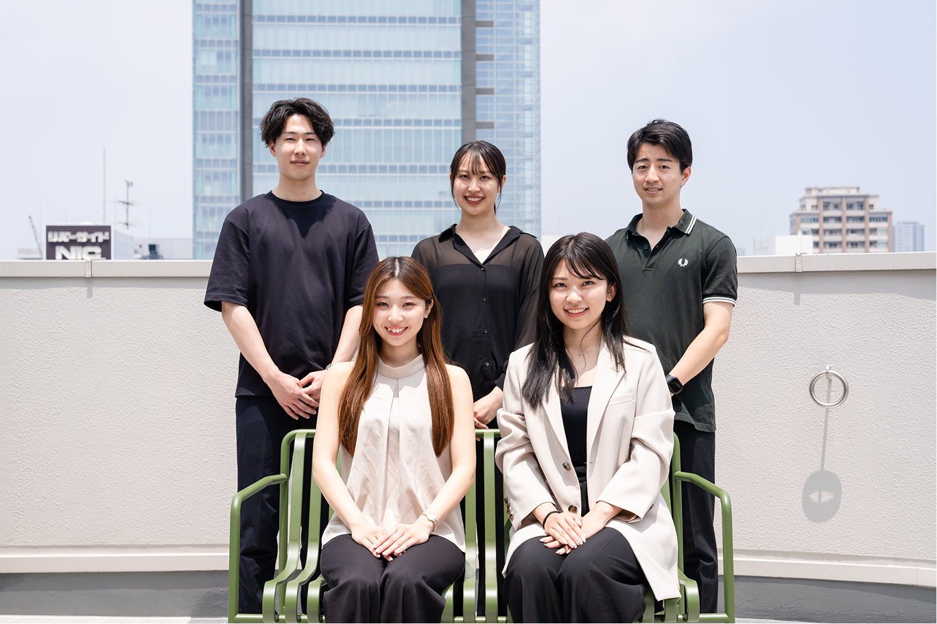 Tech Labのエンジニアチーム - 屋上での集合写真